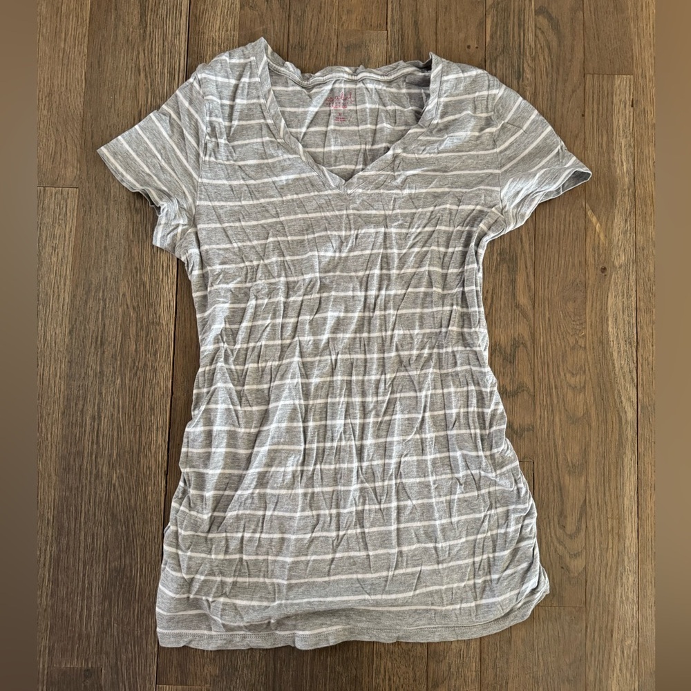 Isabel Maternity Gray Striped Women's V-Neck Top size medium‎